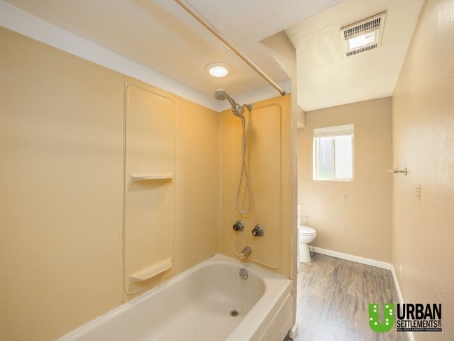 Building Photo - 4 bedroom 2 bath room house for rent in So...