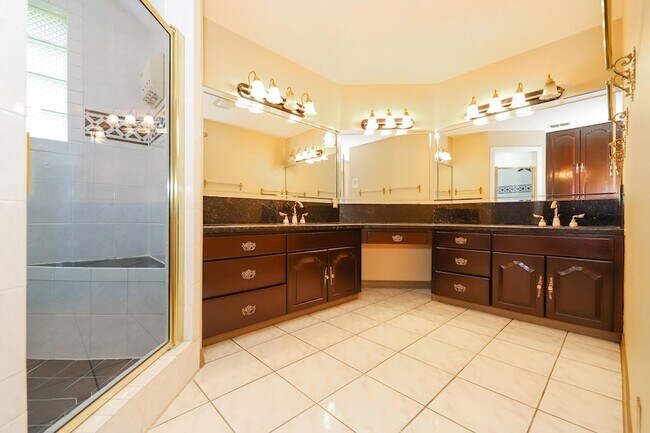 Building Photo - 503 W Avon Ct