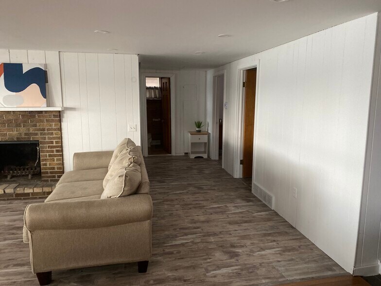 Building Photo - 1431 Lake Dr