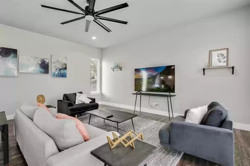 Building Photo - 4911 Alton Ave