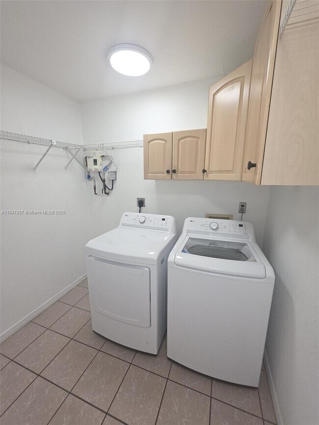 Building Photo - 9971 Dominican Dr