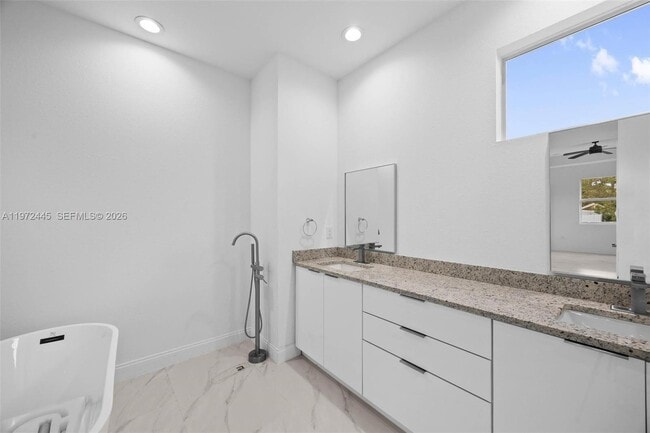 Building Photo - 1923 Sunniland Blvd