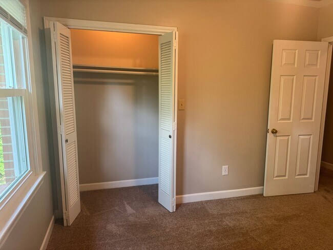 Building Photo - 744 Crescent Dr