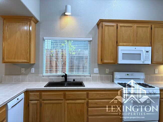 Building Photo - Updated 3 Bedroom, 2 Bathroom, Single-Story Home in Antelope!