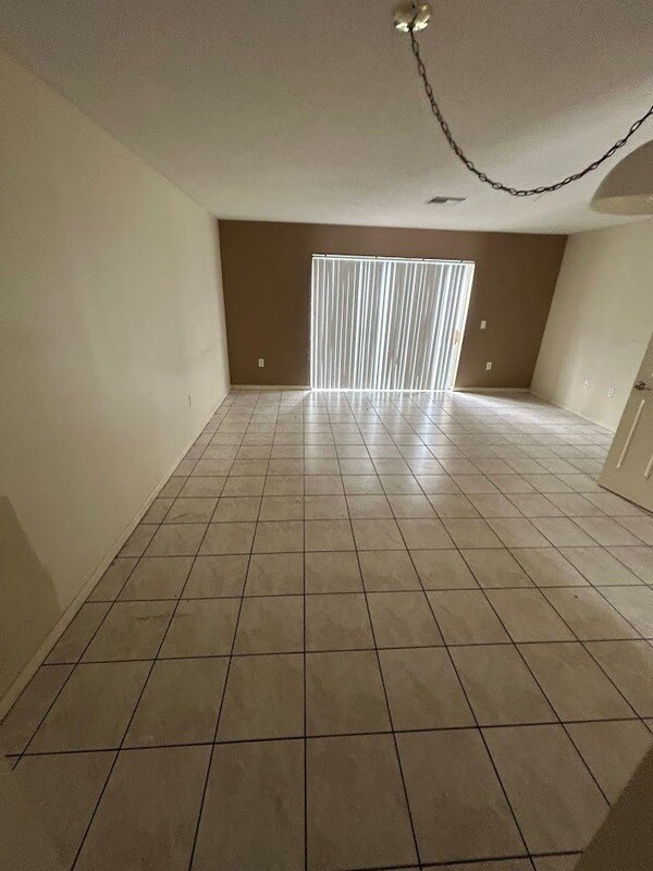 Building Photo - 271 Hart Ln