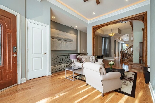 Building Photo - 2140 W Monroe St