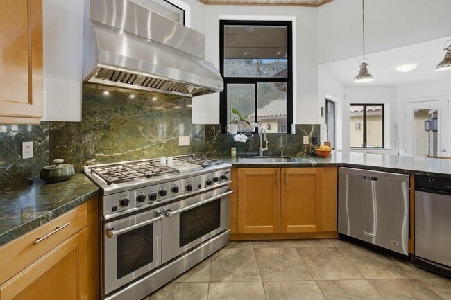 Building Photo - 10 Venus Dr