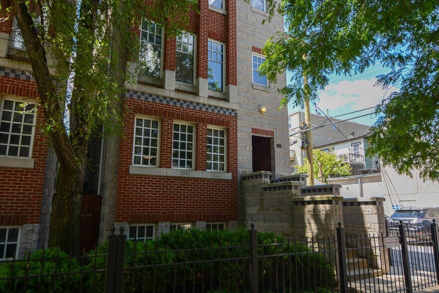 Primary Photo - 1343 W Roscoe St