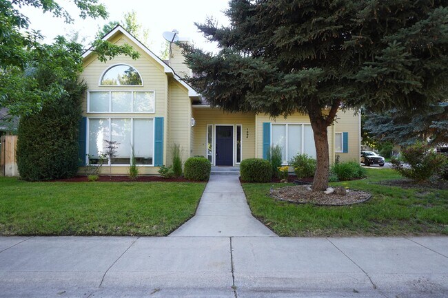 Primary Photo - 1394 E Holly St