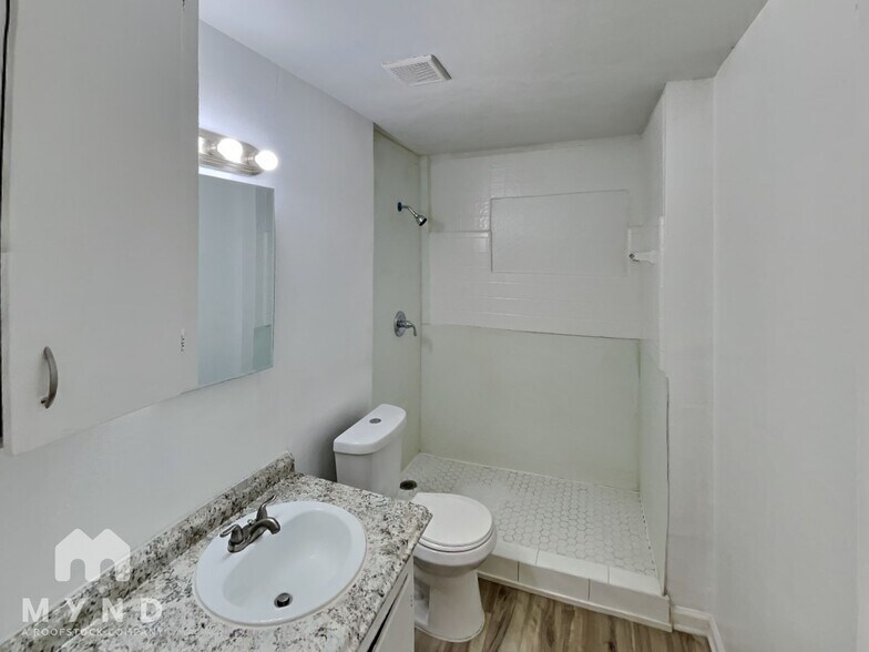 Building Photo - 1914 Roslyn St