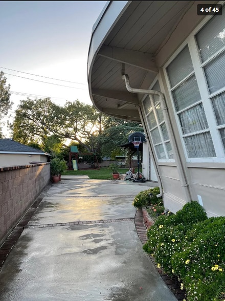 Building Photo - 1085 Riviera Dr