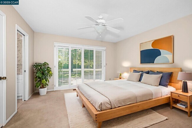 Building Photo - 251 Paraiso Dr