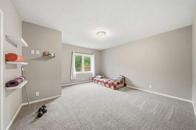 Building Photo - Awesome 4 Bedroom LIKE NEW!