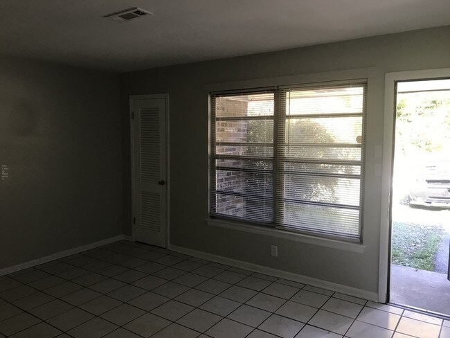 Building Photo - Cozy Brainerd Duplex!
