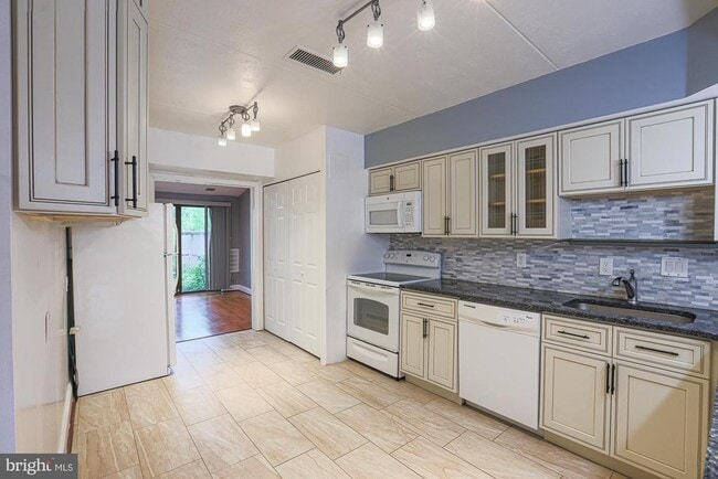 Building Photo - 17 Farmhouse Ct