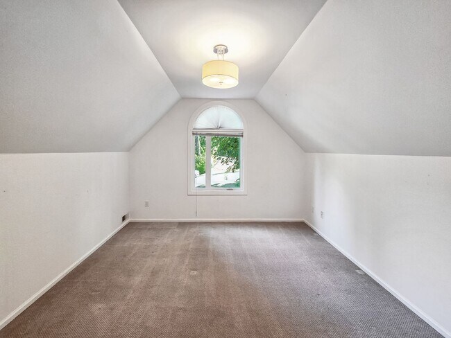 Building Photo - Stunning 4-Bedroom Home with Luxurious Mas...