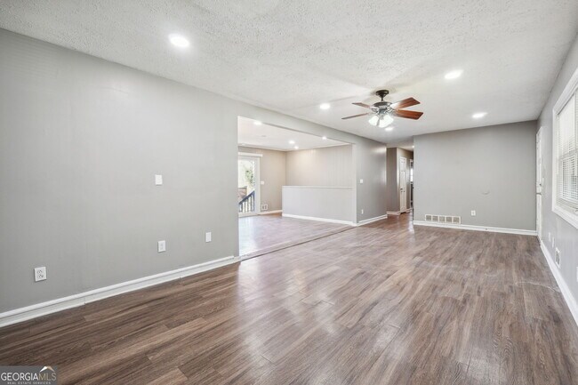 Building Photo - 2419 Greenway Dr