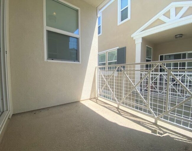 Building Photo - Gorgeous 3 bed 3 1/2 bath Townhome with be...
