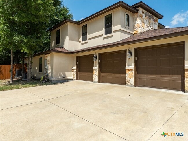 Building Photo - 1010 Woodland Bend Cir