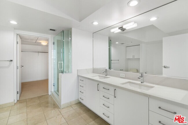 Building Photo - 13700 Marina Pointe Dr