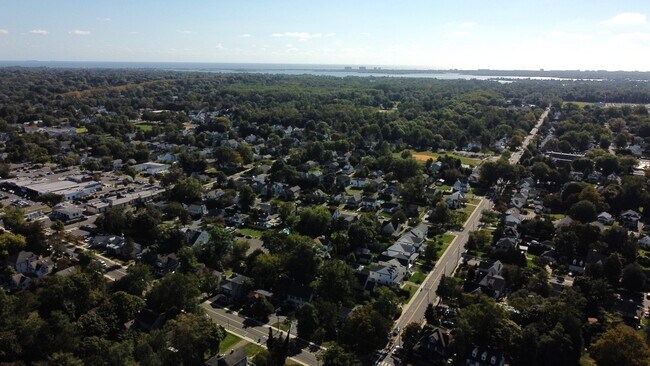 Building Photo - 516 River Rd