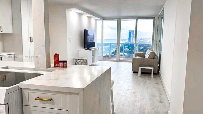 Building Photo - 3140 S Ocean Dr