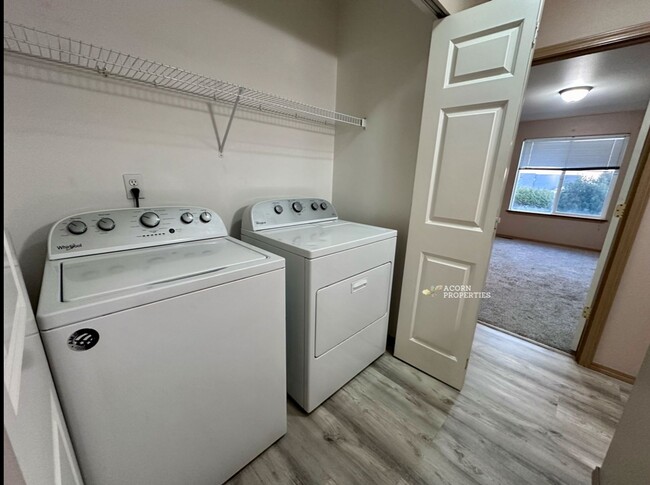 Building Photo - 915 SW Kimball Dr