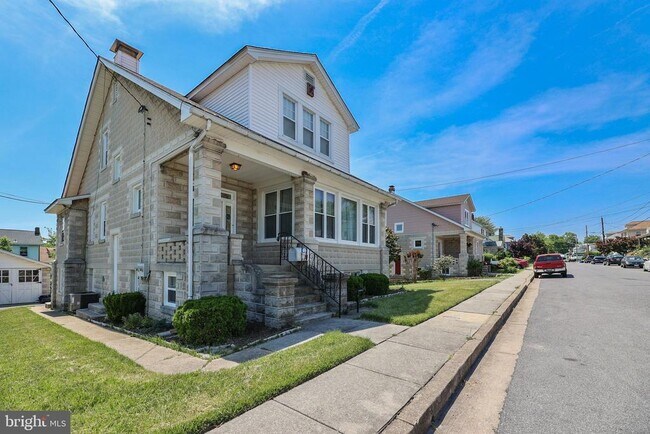 Building Photo - 1321 Maple Ave