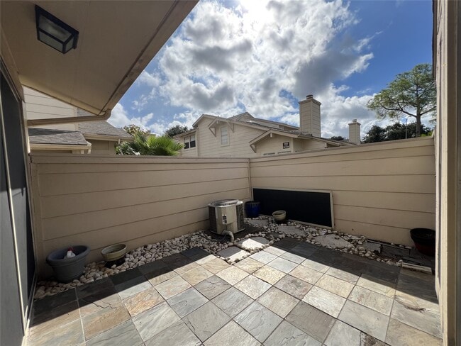 Building Photo - 13014 Leader St