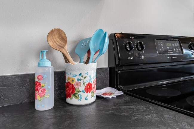 Building Photo - "Charming 2-Bed Oasis with 988 Sq Ft of Comfort in Cheyenne!"