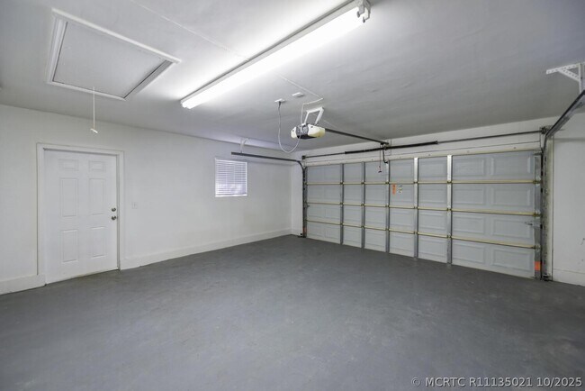 Building Photo - 916 Daffodil Dr