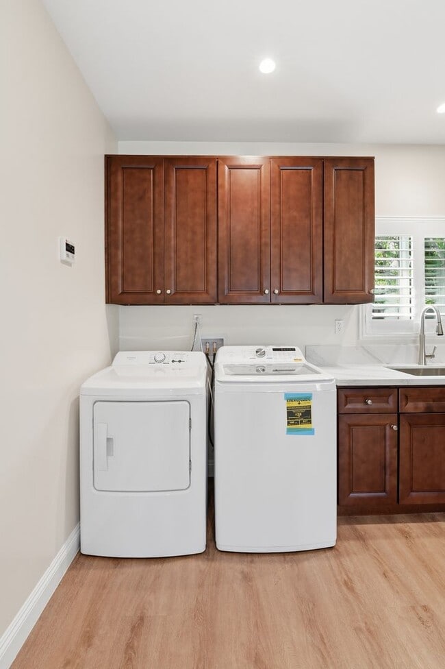 Building Photo - 9548 W Live Oak Ave