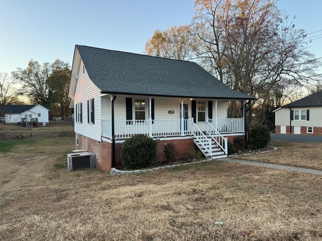 Building Photo - Fully remodeled, 2 bed 1 bath house, Walk to downtown Kannapolis!