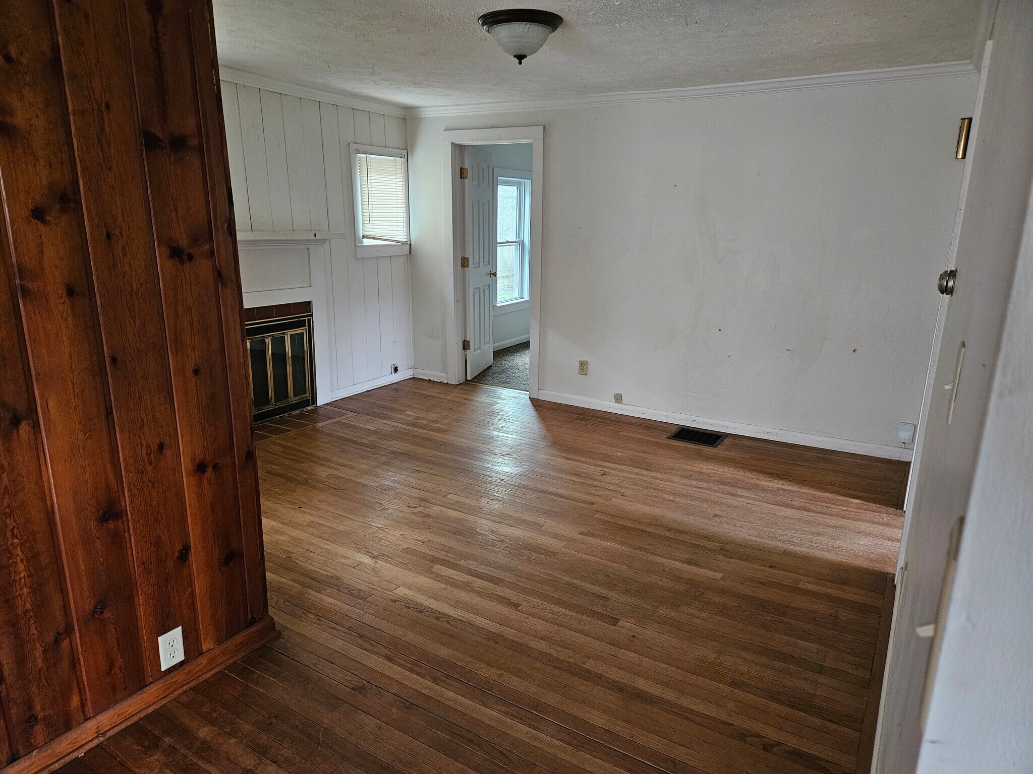 Building Photo - 506 E Hillside Dr