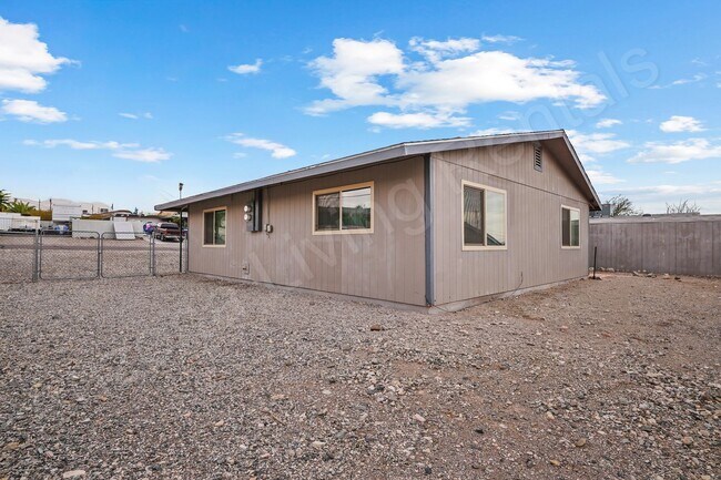 Building Photo - 703 Desert Glen Dr