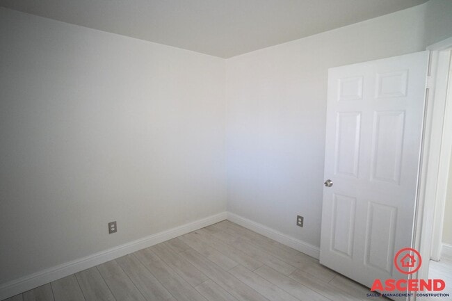 Building Photo - Charming Home Located Off of White Lane an...