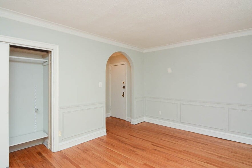 Building Photo - 545 W Surf St