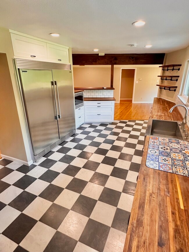 Building Photo - 991 Piedmont Dr