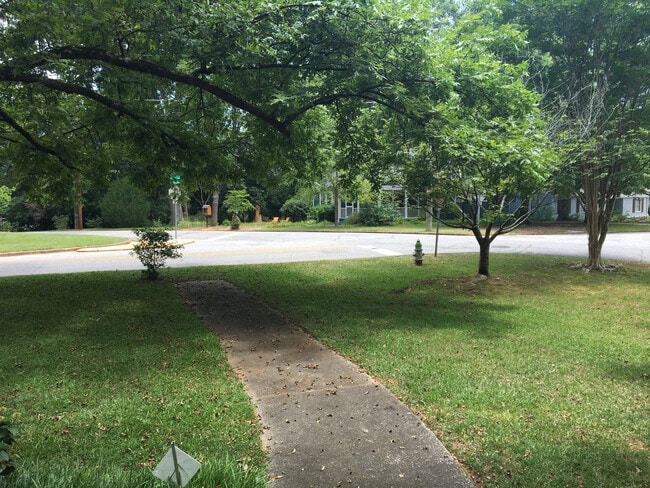 Building Photo - 410 Pineneedle Rd