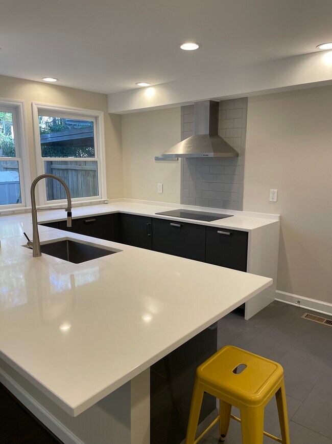 Fully renovated kitchen - 898 Argonne Ave NE