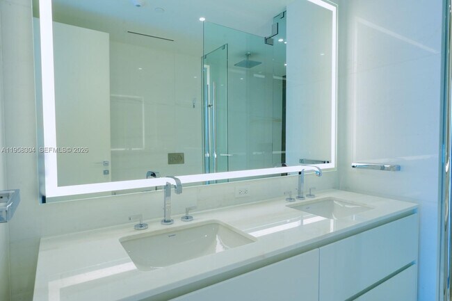 Building Photo - 300 Biscayne Blvd Way