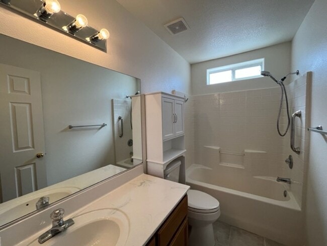 Building Photo - 3 Bedroom - 2 Bath Home