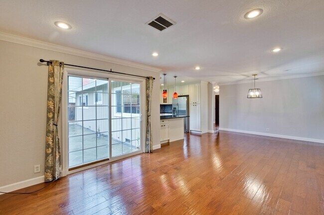 Building Photo - Warm and Inviting 3 bedroom, 2 Bath Home