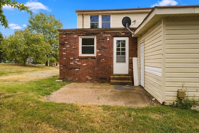 Building Photo - 102 Susan Dr