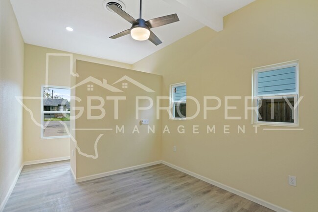 Building Photo - 3 Bedroom 2 Bathroom Home Ready for Move In1