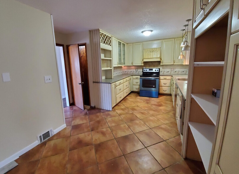 Nice large kitchen fully stocked with stainless appliances - 505 Chestnut St