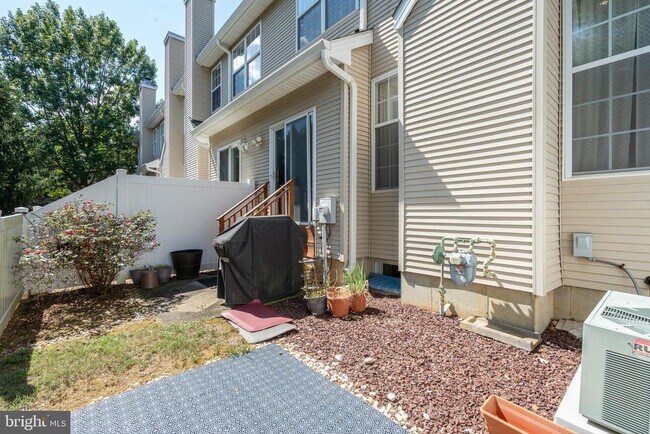 Building Photo - 802 Yarrow Cir