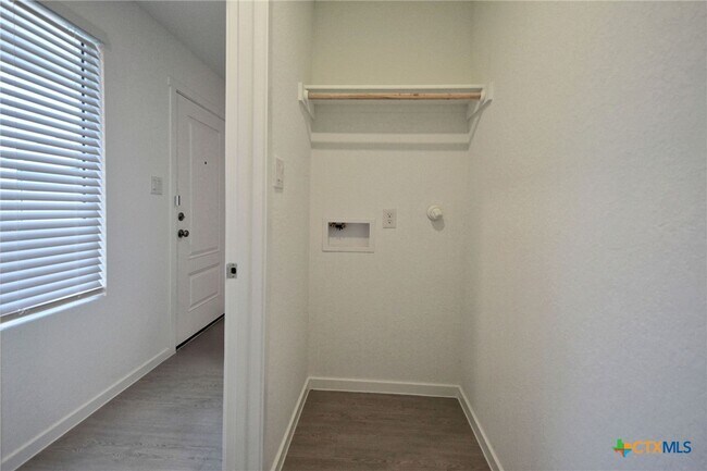 Building Photo - 3716 Axis Hl St