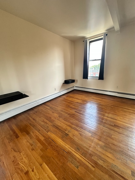Building Photo - 577 Bramhall Ave