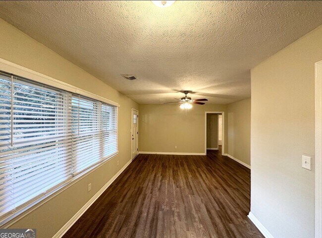 Building Photo - 1737 McKenzie Dr